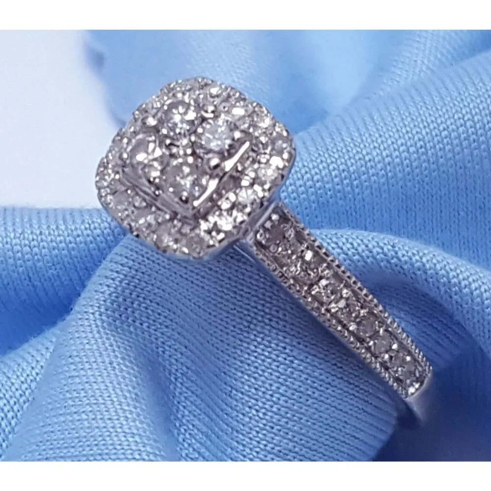 Beautiful 10K Karat Solid White Gold Designer Round Cut Diamond Engagement Ring